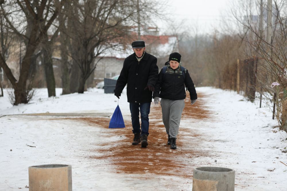 У Львові парки і сквери посипають кавою для боротьби з ожеледицею. Фото: міськради