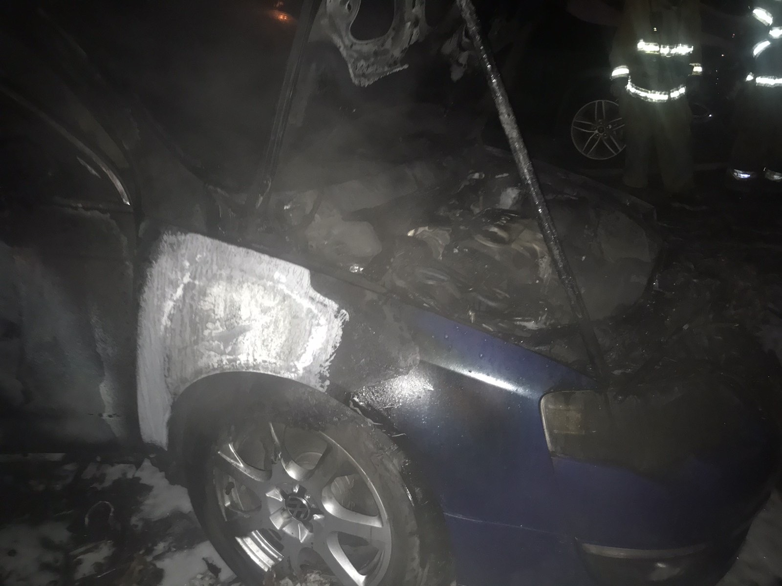 Вночі у Львові на вулиці Виговського згорів автомобіль. Фото: ДСНС Львівщини