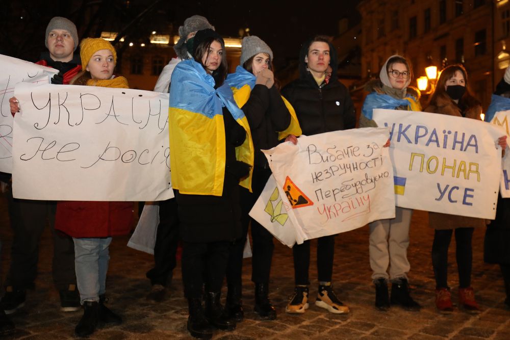 На площі Ринок львівські студенти зробили театралізовану постановку Революції Гідності. Фото: Роман Балук