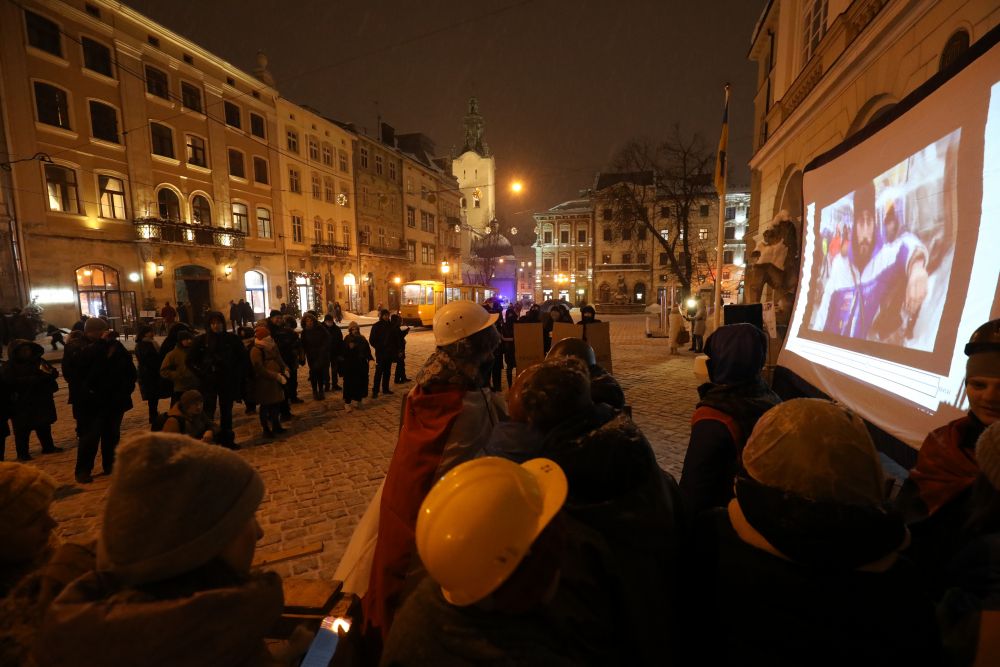 На площі Ринок львівські студенти зробили театралізовану постановку Революції Гідності. Фото: Роман Балук