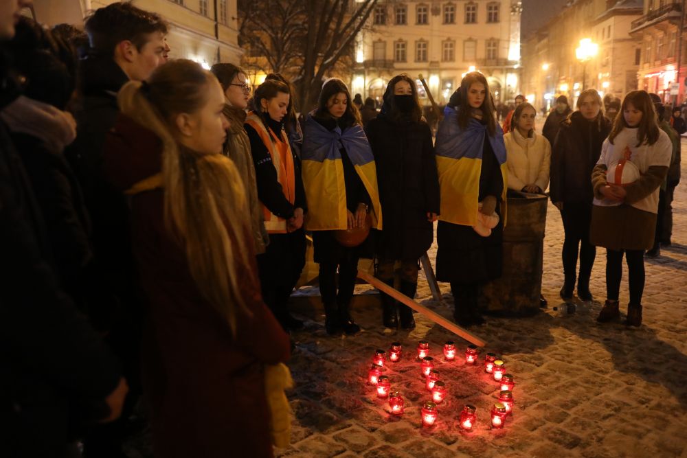 На площі Ринок львівські студенти зробили театралізовану постановку Революції Гідності. Фото: Роман Балук