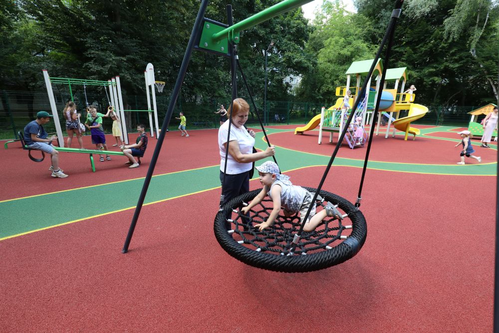 У Львові на вулиці Франка збудували новий дитячо-спортивний майданчик. Фото: Львівська міськрада