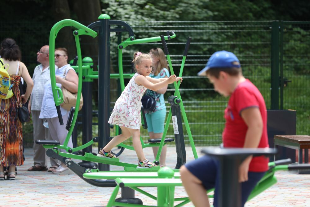 У Львові на вулиці Франка збудували новий дитячо-спортивний майданчик. Фото: Львівська міськрада
