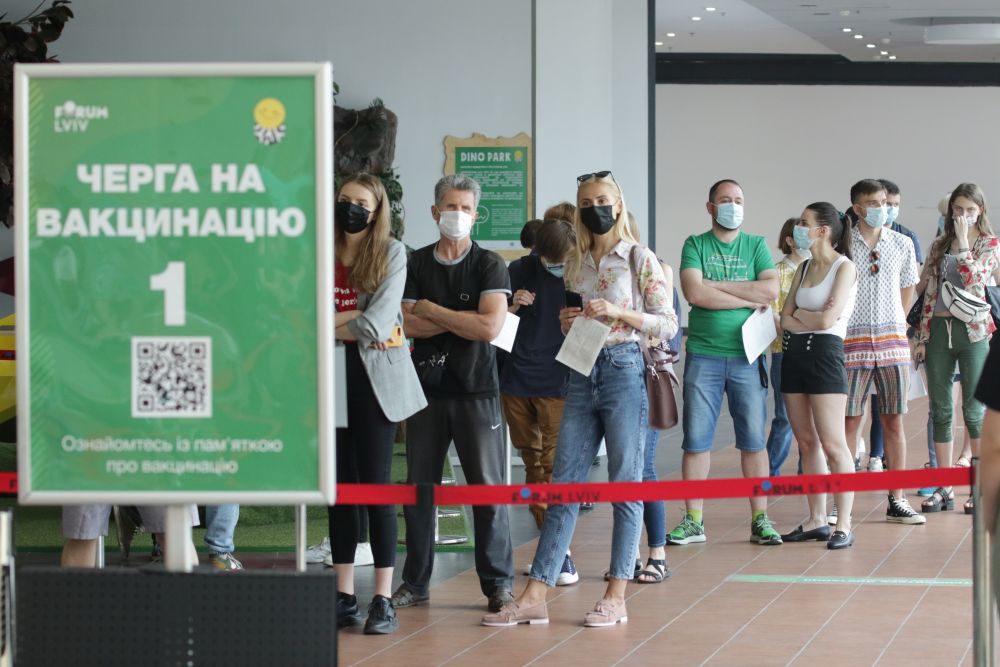 У Львові помітили довжелезні черги людей, які очікують на вакцинацію. Фото: Роман Балук