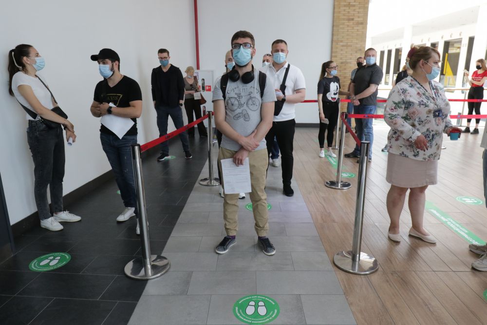 У Львові помітили довжелезні черги людей, які очікують на вакцинацію. Фото: Роман Балук