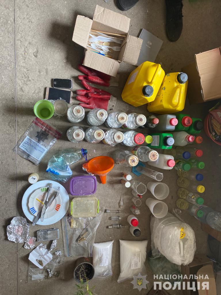 Біля Львова чоловік із жінкою виготовляли і збували наркотичні речовини. Фото: поліція Львівщини