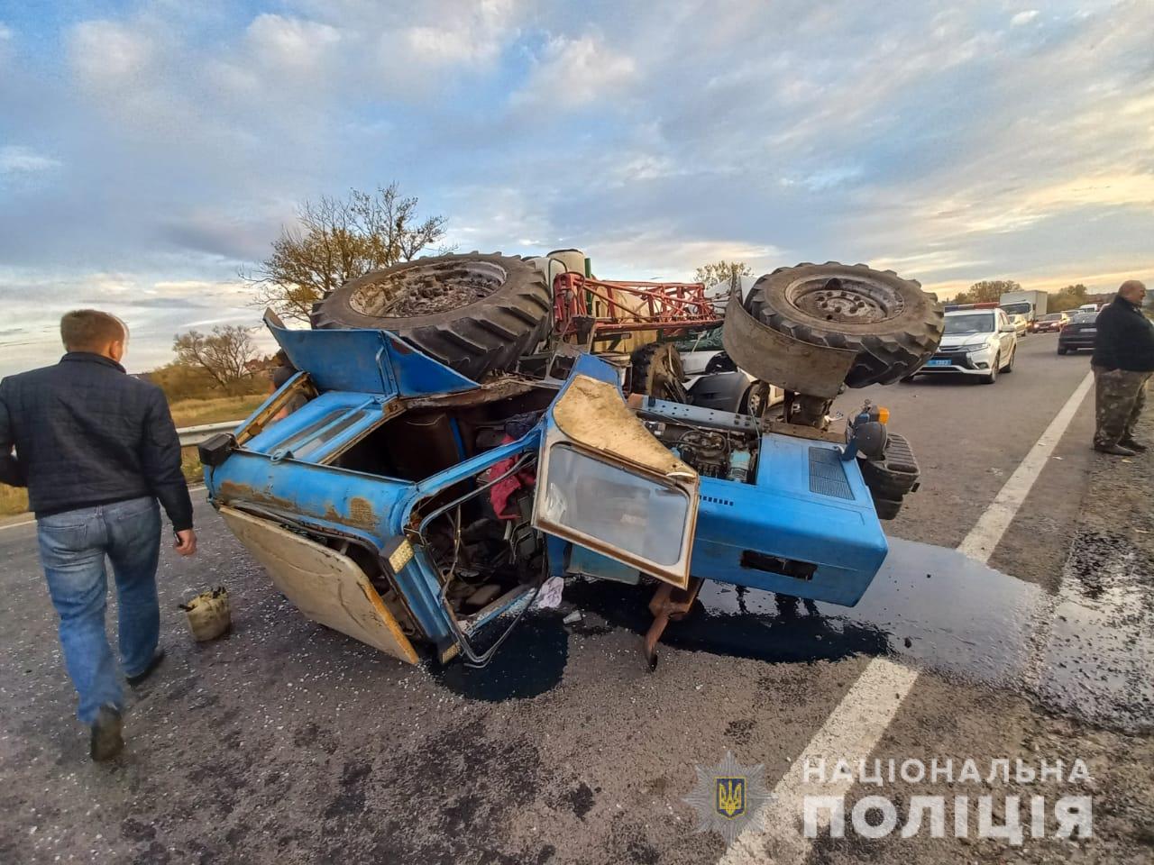 біля селища Щирець Львівського району мікроавтобус врізався у трактор. Фото: поліція Львівщини