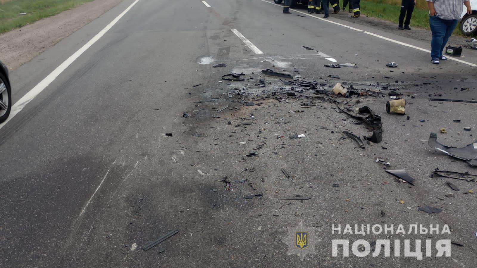 Біля Гірного легковик влетів у автопоїзд, водій загинув &ndash; фото з місця ДТП