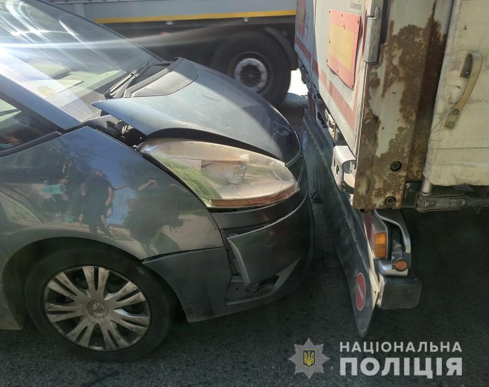 Внаслідок потрійної ДТП з вантажівками постраждав львів'янин