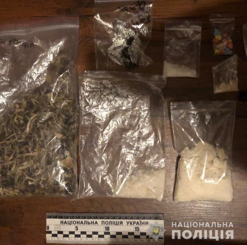 У Львові на гарячому затримали 24-річного закладчика наркотиків