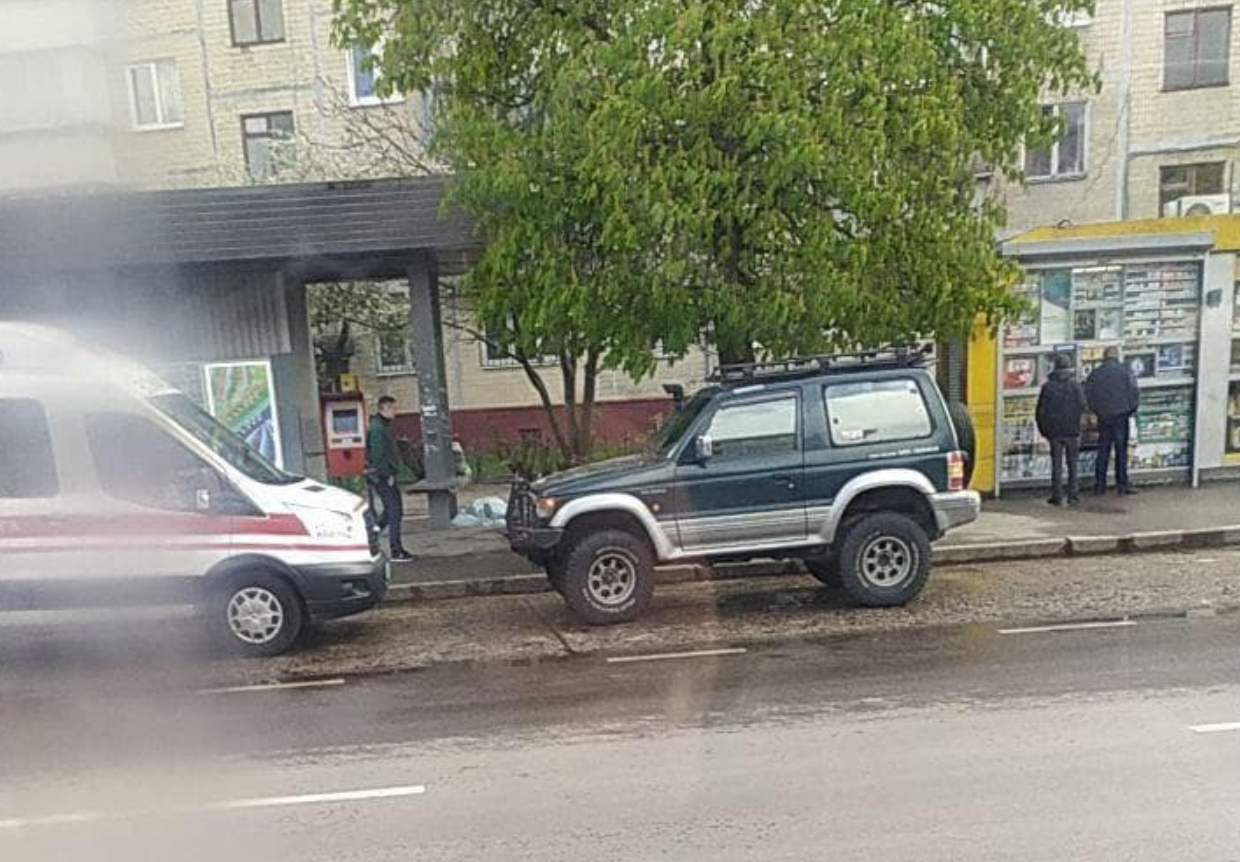 У Львові на зупинці померла людина. Фото: Варта1