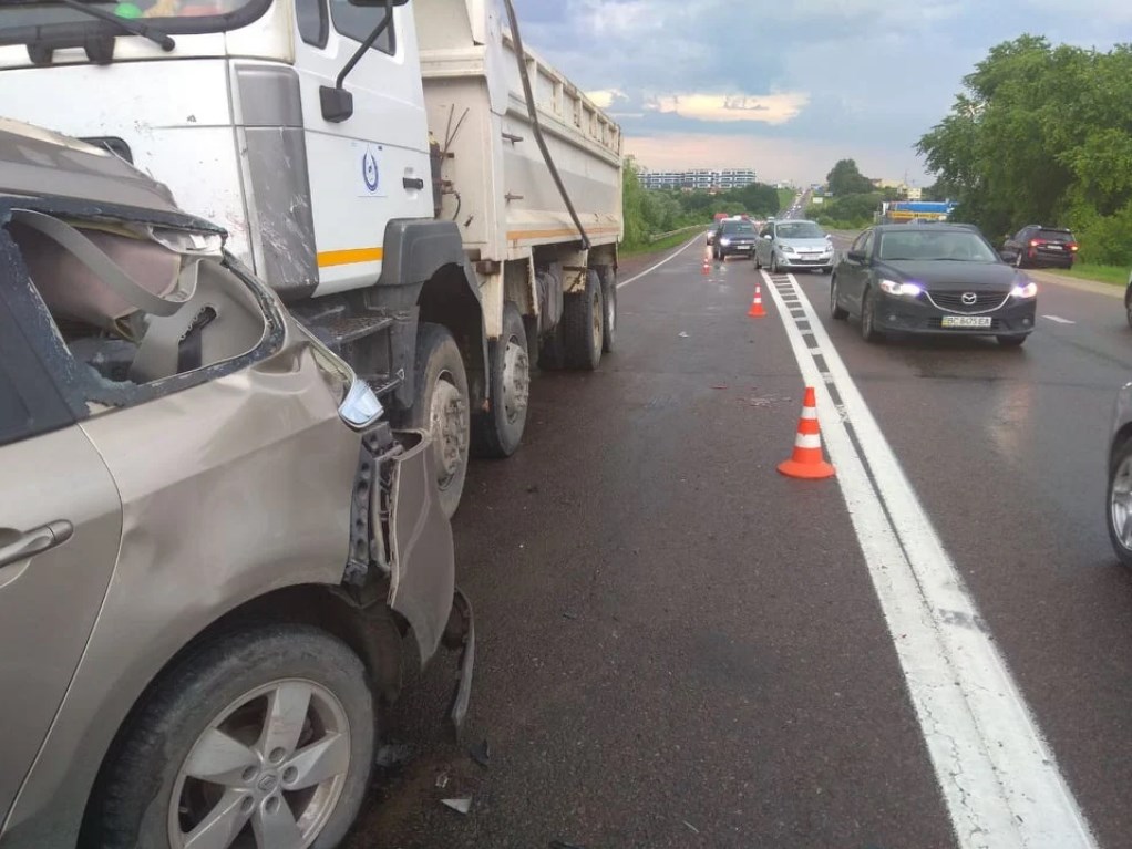 На виїзді зі Львова сталась масштабна ДТП. Фото: патрульна поліція Львівщини