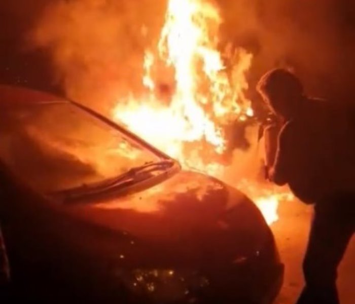 У ніч на 23 серпня у Львові згоріли два автомобілі. Фото: Варта1