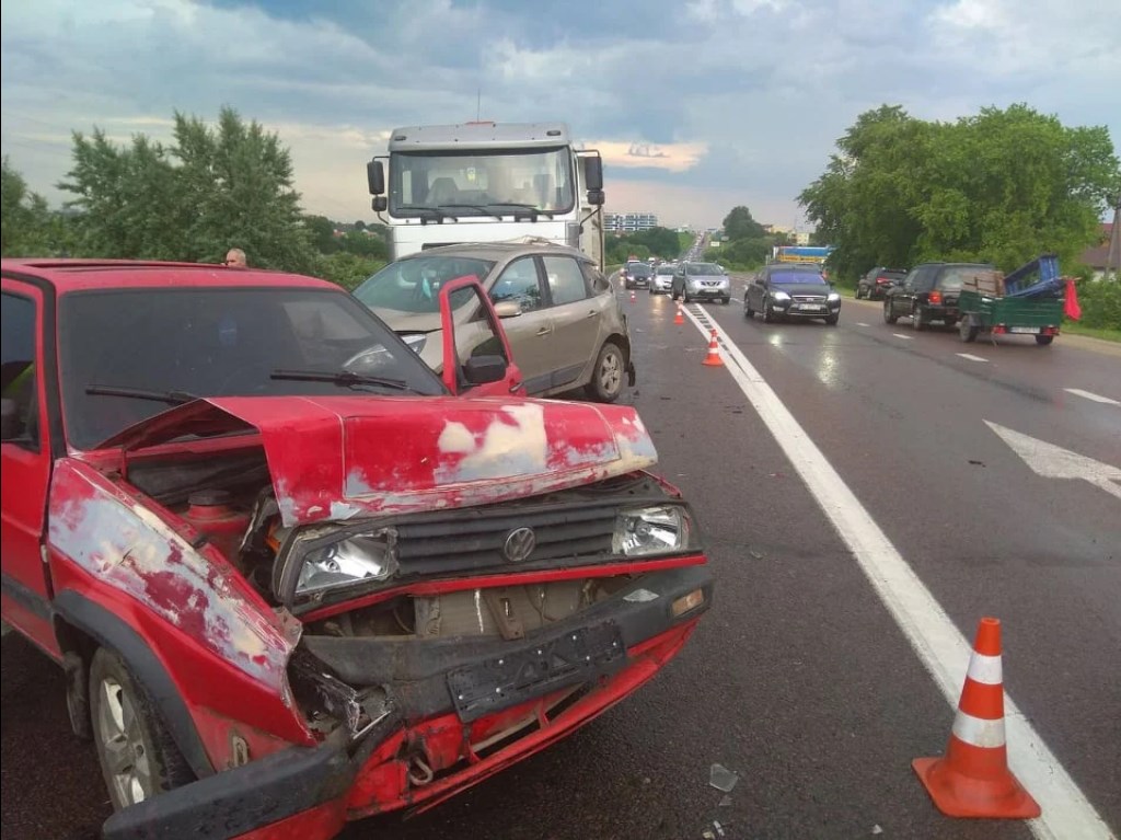 Біля Львова зіткнулися шість автомобілів. Фото: патрульна поліція Львівщини