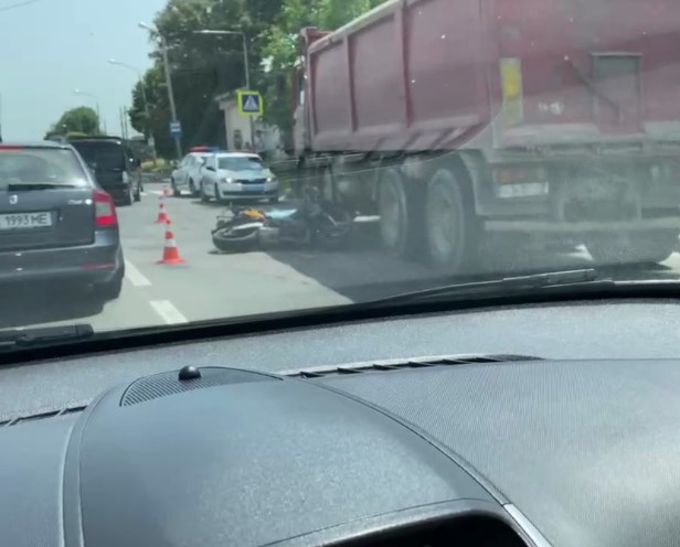 На вулиці Луганській у Львові загинув мотоцикліст. Фото: скрішот з відео