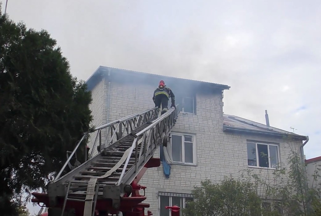 У будинку на вулиці Дубнівська у Львові сталась пожежа. Фото: скріншот з відео ДСНС