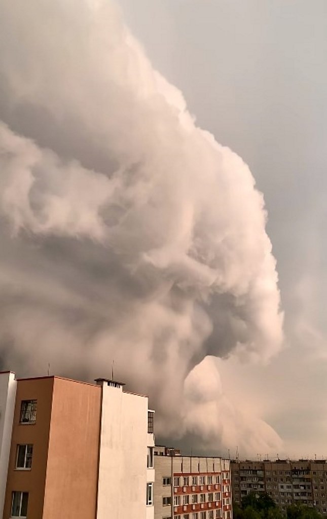  Львовом пройшла сильна гроза, яку спричинила рідкісна дощова хмара. Фото: скріншот з відео Дмитра Швеця