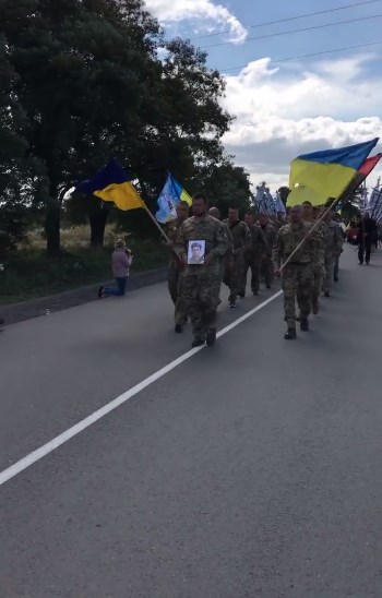 На Львівщині попрощалися із загиблим військовим Романом Задорожним. Фото: скріншот з відео Роксани Терлецької