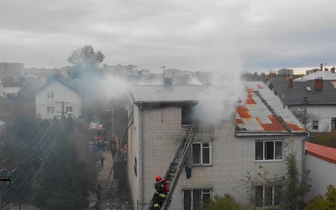 У будинку на вулиці Дубнівська у Львові сталась пожежа. Фото: скріншот з відео ДСНС