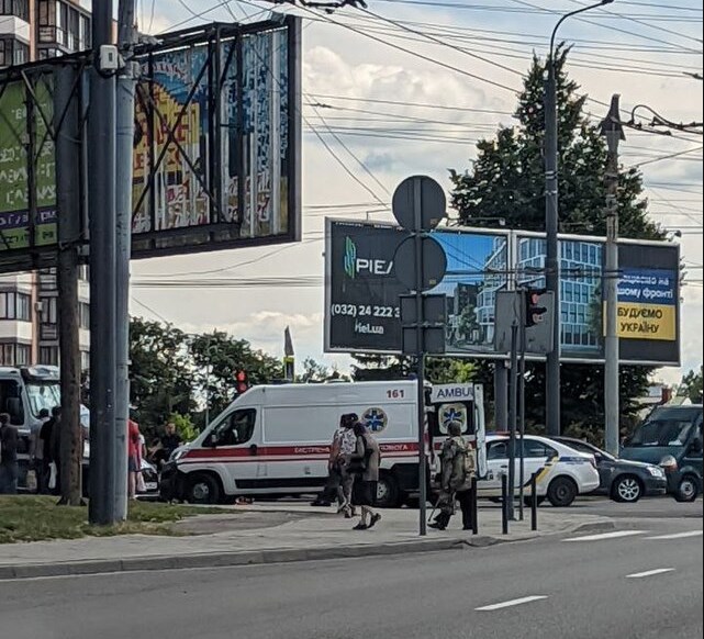 Львів'янин на електросамокаті потрапив під колеса вантажівки