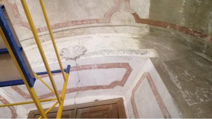 У Винниках під час робіт з реставрації костелу Успіння Пресвятої Діви Марії знайшли унікальні фрески. Фото: Винниківський вісник