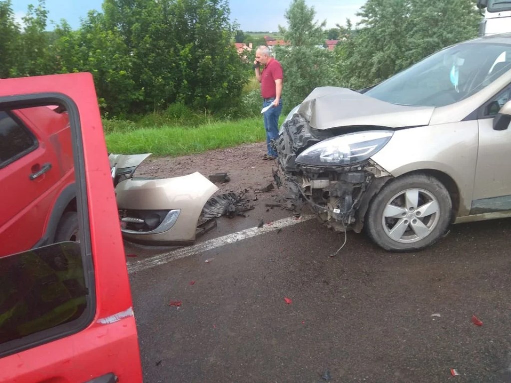 Водій вантажівки спричинив ДТП. Фото: патрульна поліція Львівщини