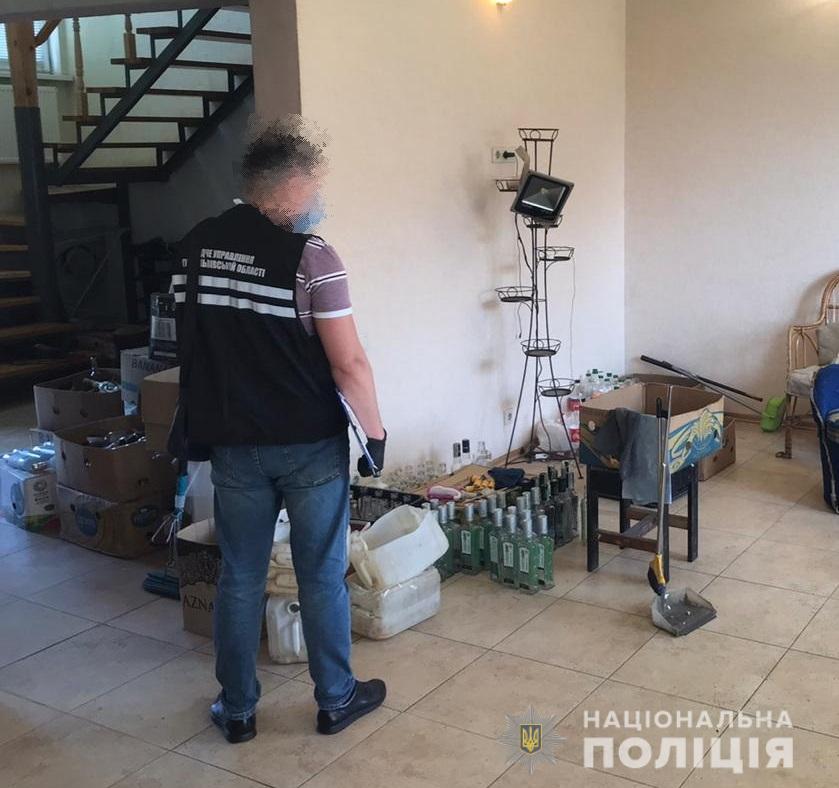 На Львівщині викрили цехи, де виготовляли фальсифікований алкоголь під маркою відомих брендів. Фото поліції Львівщини