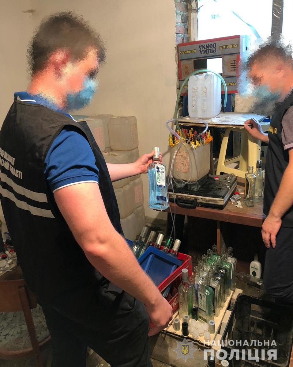 На Львівщині викрили цехи, де виготовляли фальсифікований алкоголь. Фото поліції Львівщини