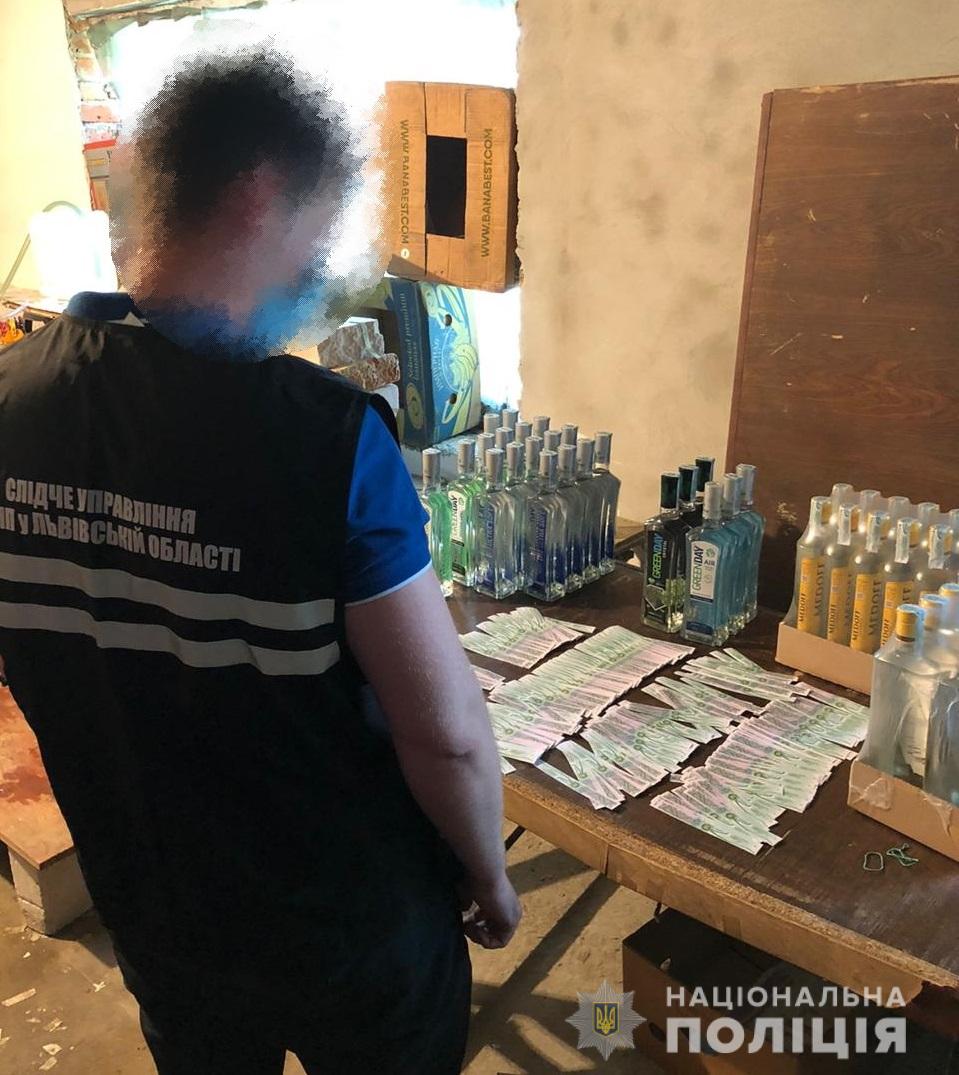 На Львівщині підробляли алкоголь відомих марок. Фото поліції Львівщини
