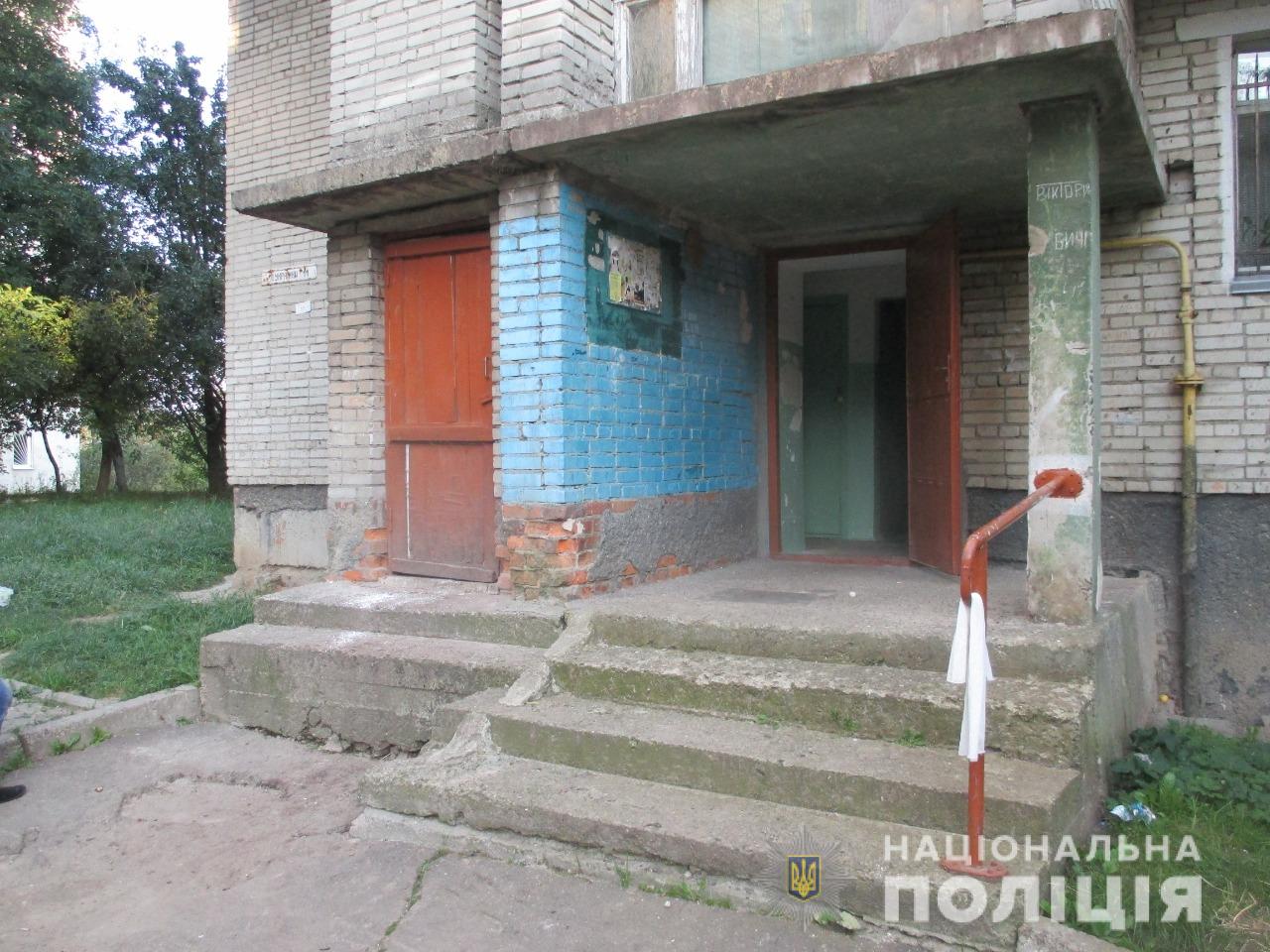 У Новому Роздолі 16-річний хлопець побив 44-річного чоловіка. Фото поліції