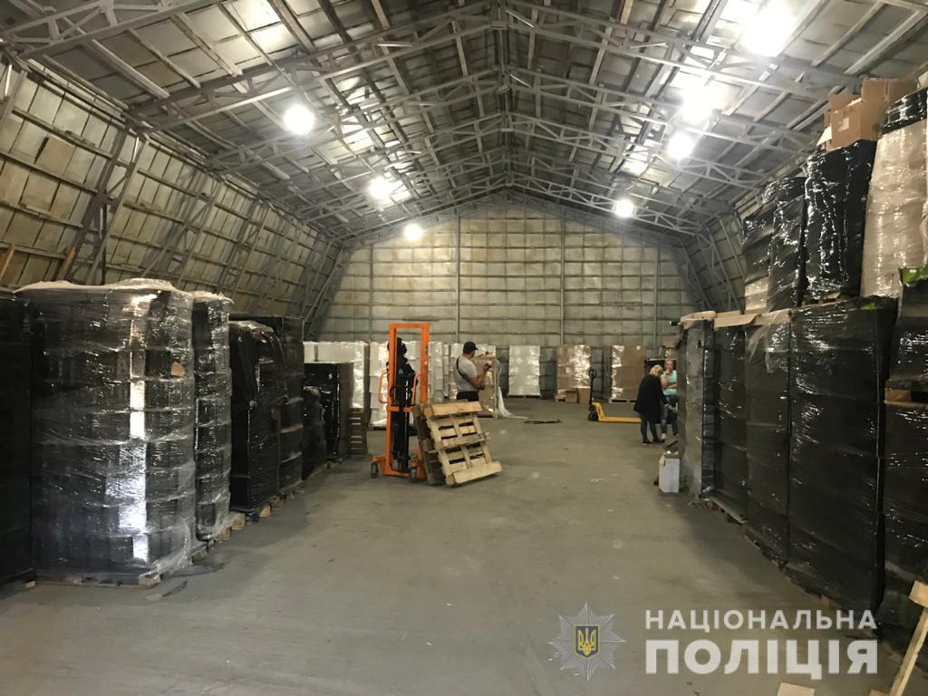 Правоохоронці виявили завод, де виготовляли підробки алкоголю. Фото поліції