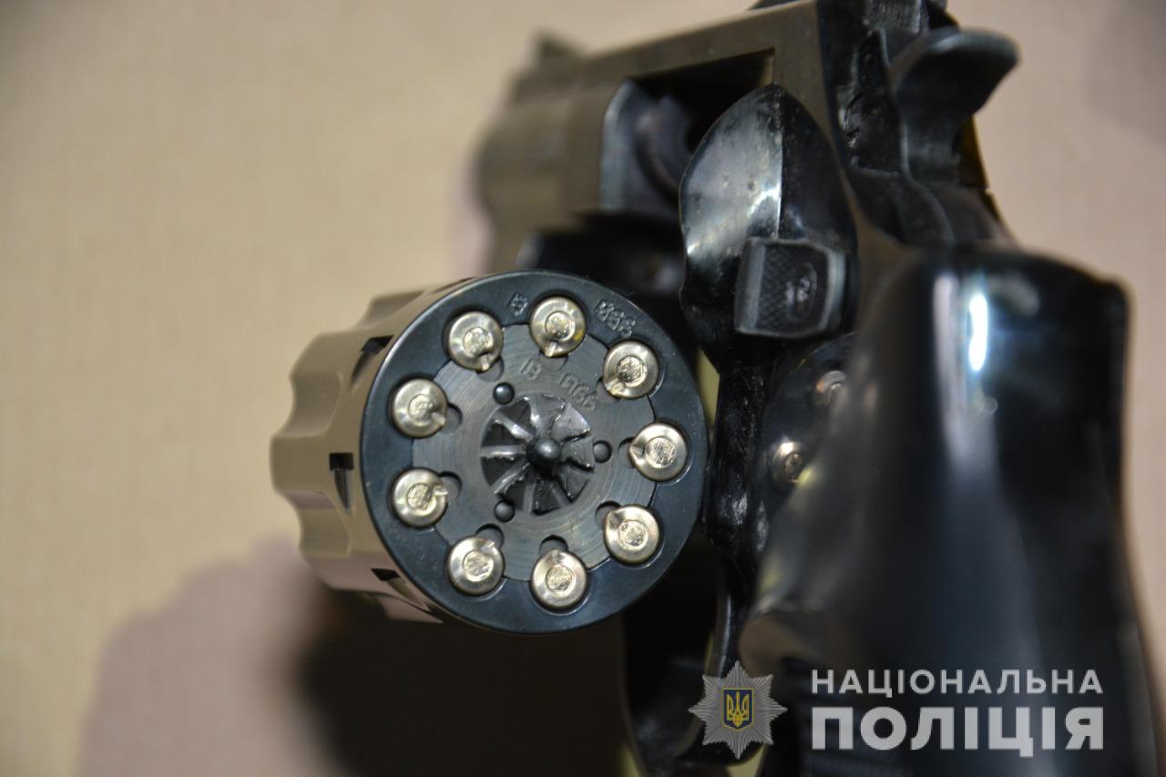 У Новому Роздолі чоловік убив власну матір кількома пострілами з пістолета. Фото поліції