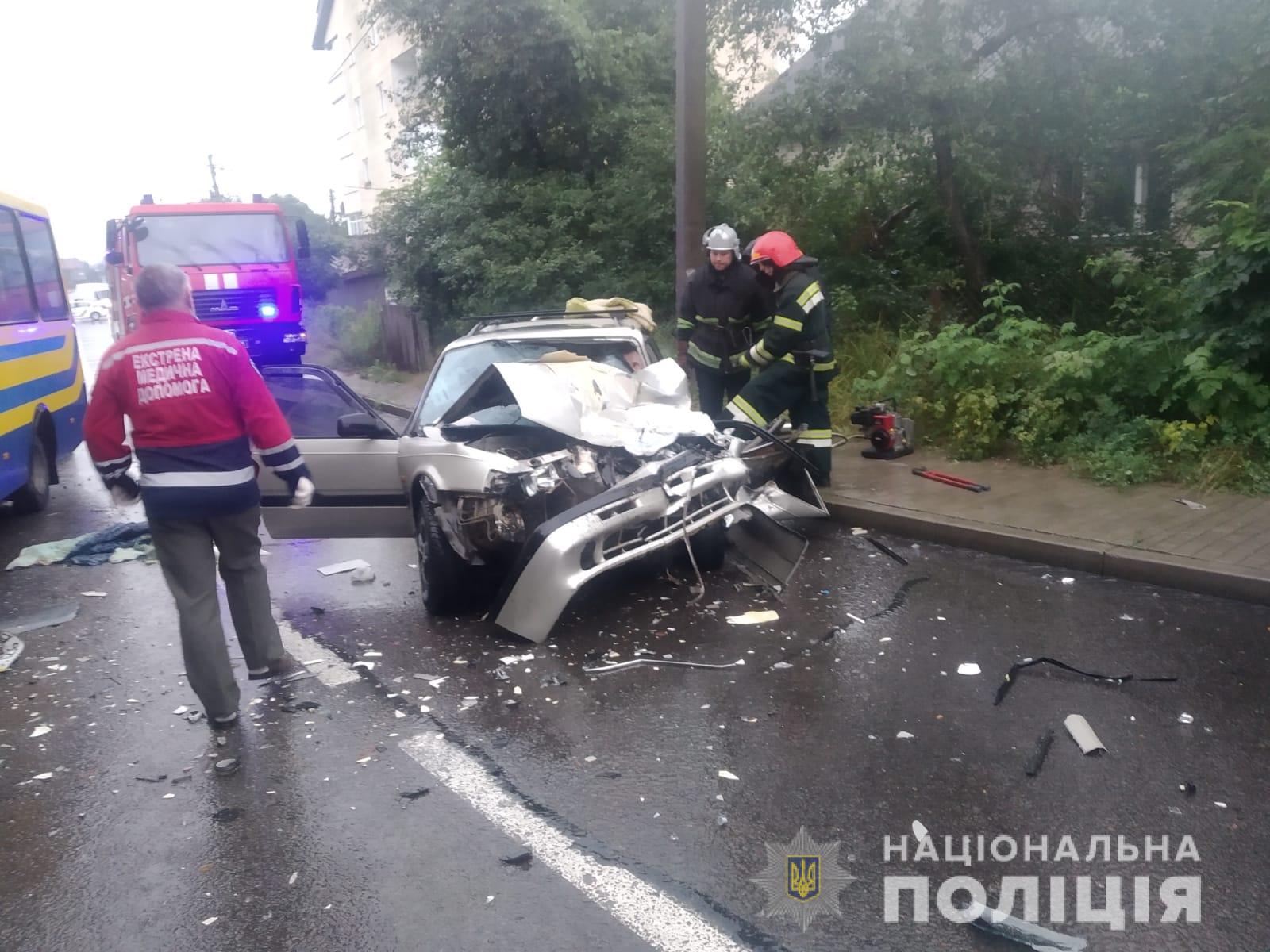 На Львівщині зіткнулися рейсовий автобус і автомобіль. Фото: поліція