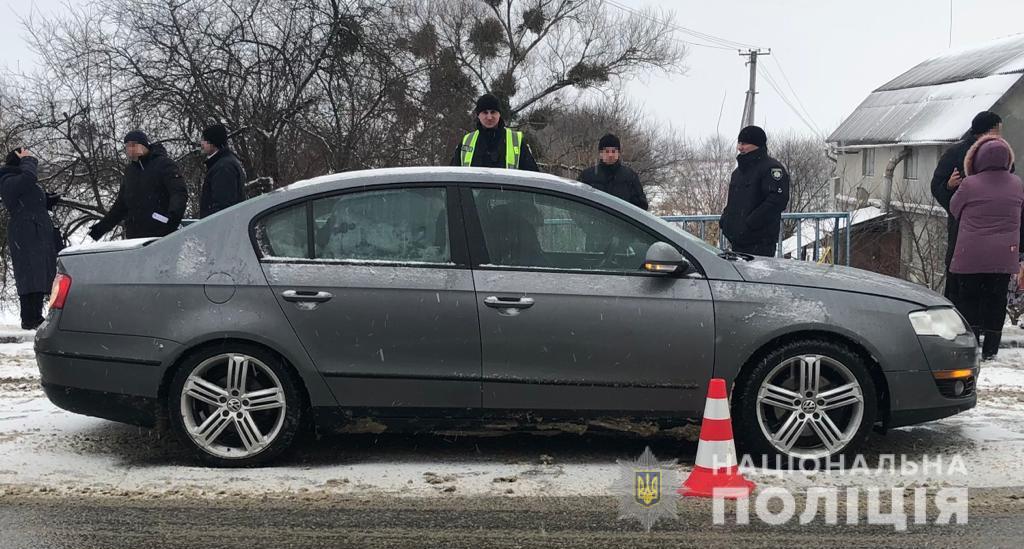 Біля Львова автомобіль на смерть збив жінку