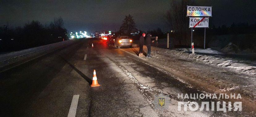 Біля Львова автомобіль насмерть збив пішохода