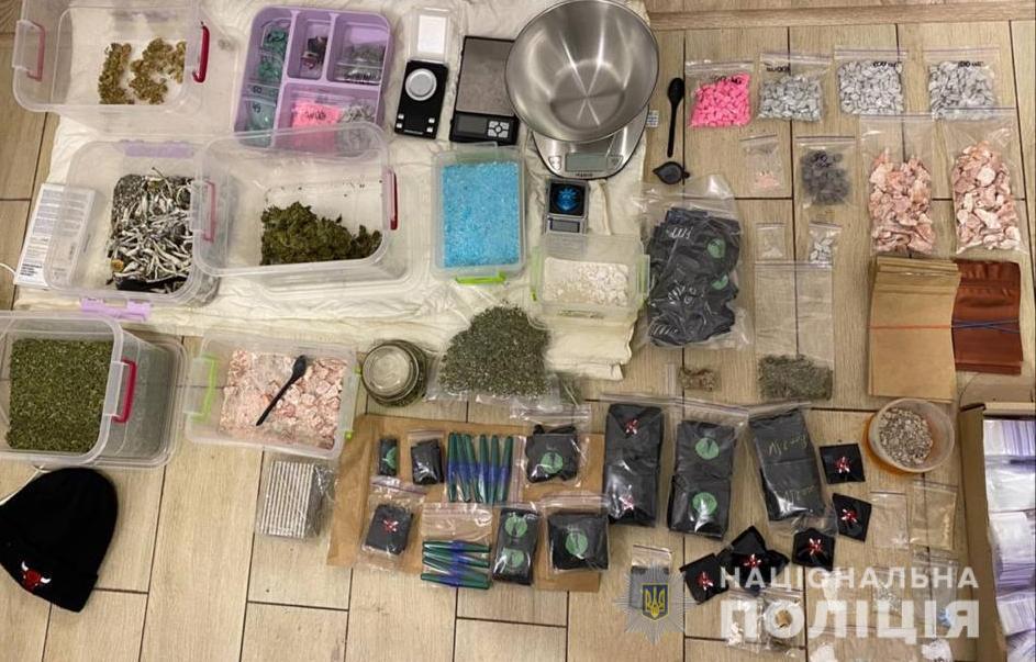 У львівській квартирі затримали двох дівчат з наркотиками на 2 мільйони гривень