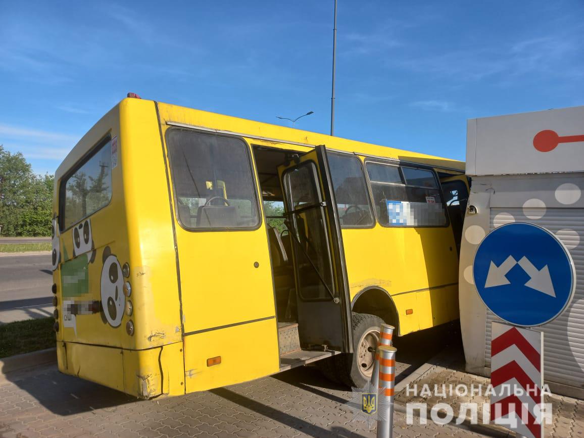 У Львові маршрутка врізалася в колонку на заправці