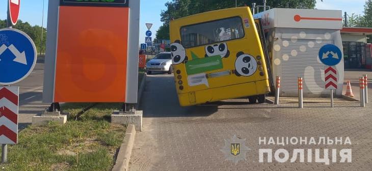 У Львові маршрутка врізалася в колонку на заправці