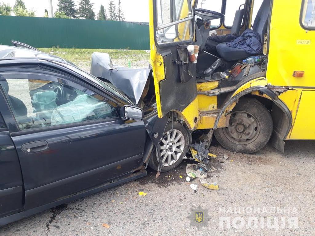 Подробиці ДТП біля Львова: постраждали п'ятеро пасажирів маршрутки