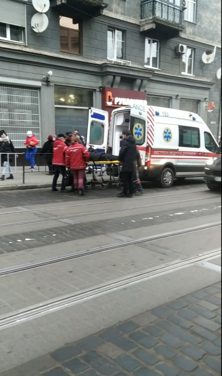 У Львові автомобіль збив 15-річну дівчину. Фото: скріншот з відео