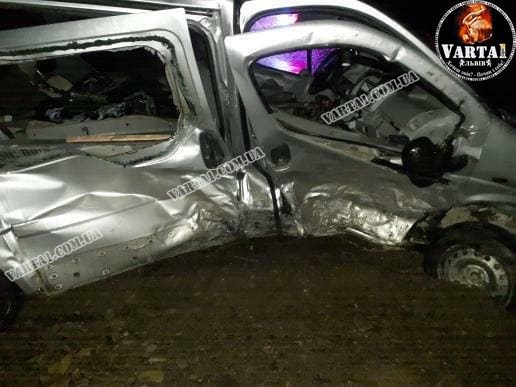 На Львівщині зіштовхнулися мікроавтобус і легковий автомобіль. Фото: Варта1
