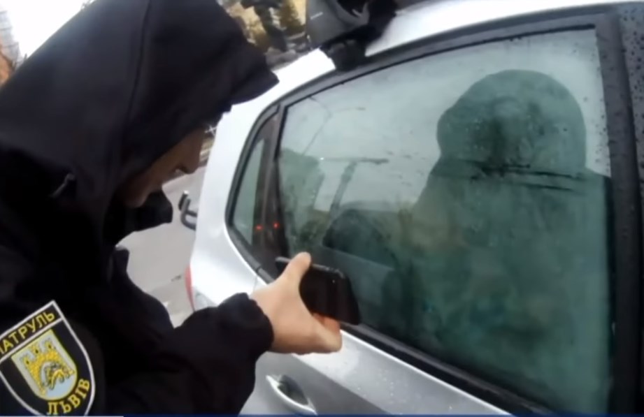 У Львові 1,5-річний малюк зачинився в машині