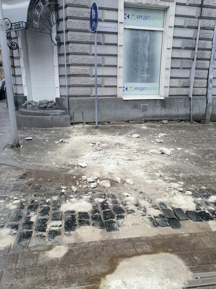 У Львові сильний вітер повалив паркан і зніс фрагменти фасадів будівель на тротуар