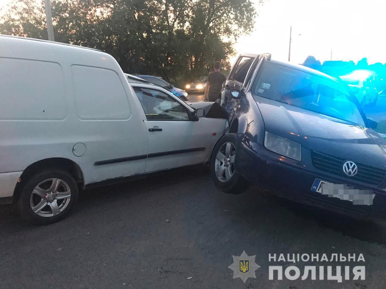 На Львівщині в ДТП постраждали троє людей. Фото поліції