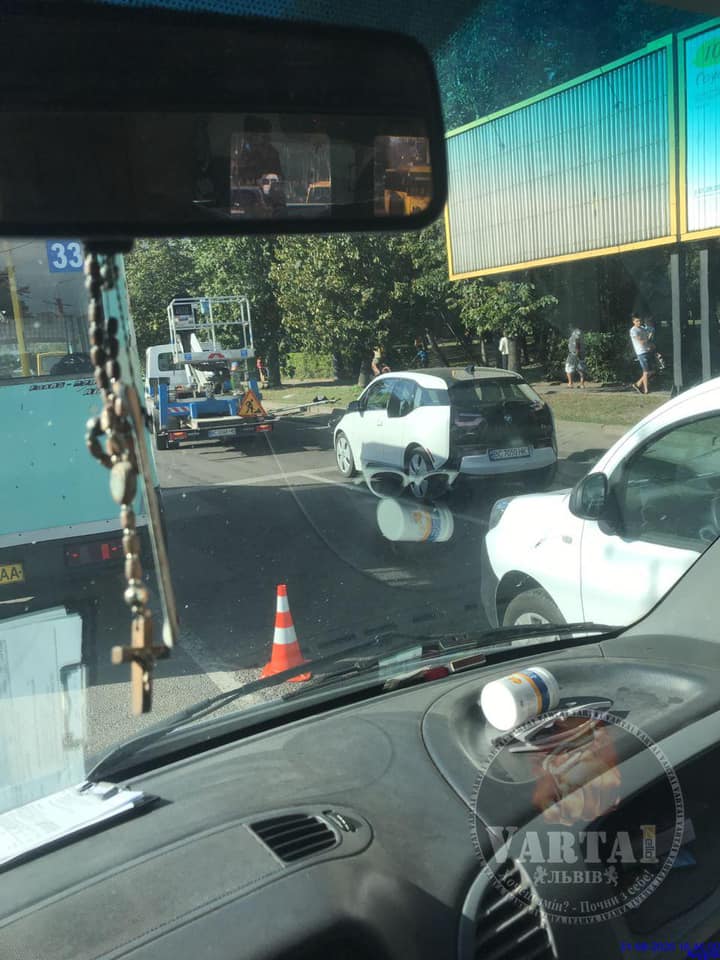 У Львові на вулиці Виговського сталася ДТП. Фото: Варта1