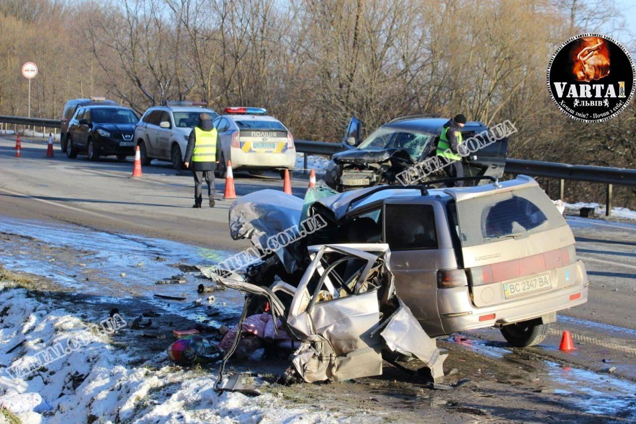 ДТП на об'їзній Львова: загинули чоловік з дитиною, ще двоє — у лікарні. Фото: Варта1