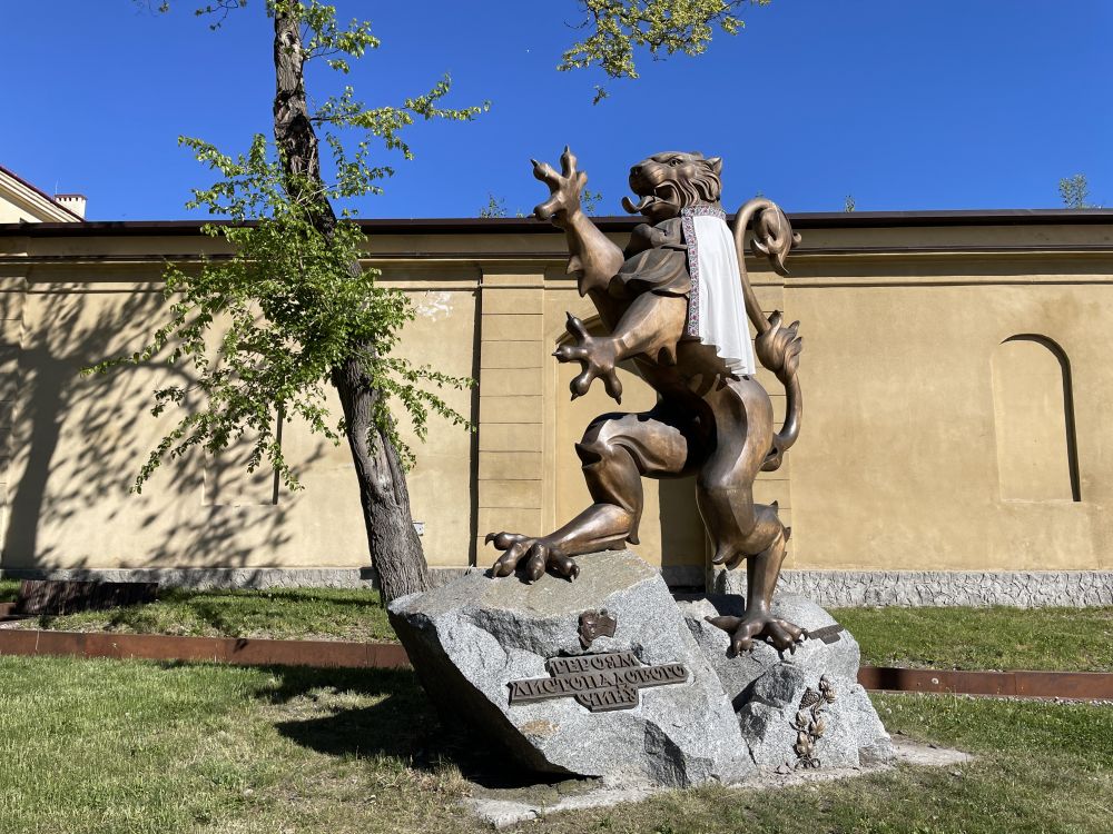 Фігури левів у Львові традиційно одягнули у вишиванки