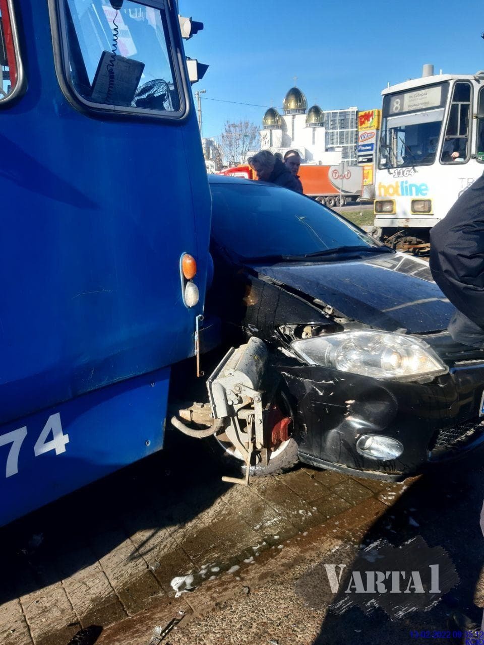 У Львові трамвай протаранив автомобіль Toyota