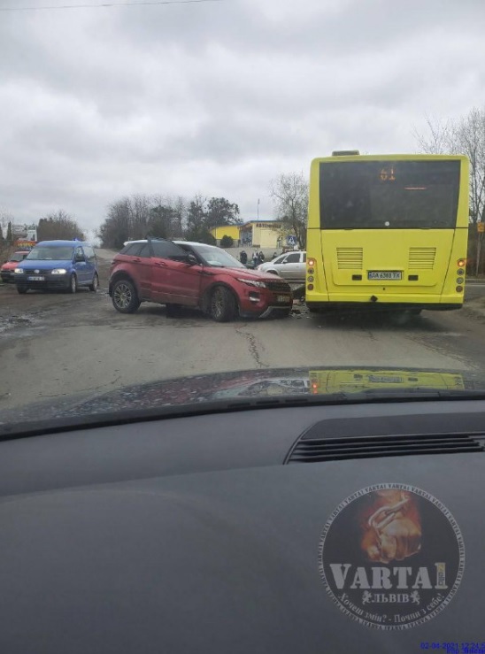 У Львові позашляховик врізався в автобус. Фото: Варта1