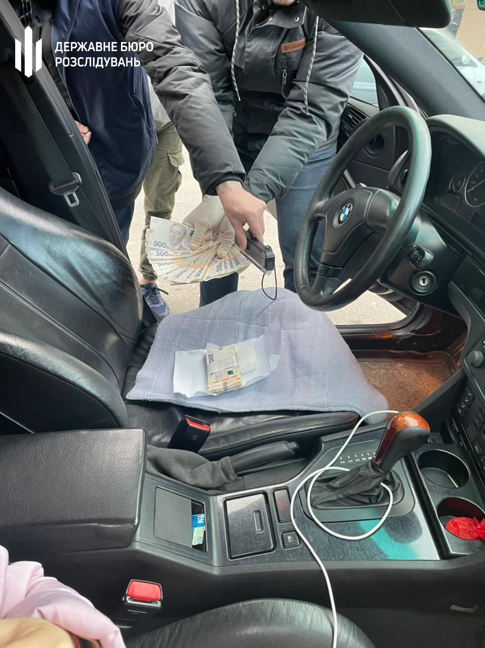 У Пустомитах чиновник вимагав хабар у волонтера за автобус із гумдопомоги